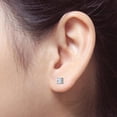 thumbnail image 3 of JeenMata Aros Tipo Botón Solitario de 4 Puntas con Diamantes de Talla Cojín de 0,5 Quilates Bañados en Oro Blanco de 18 K sobre Plata, 3 of 4