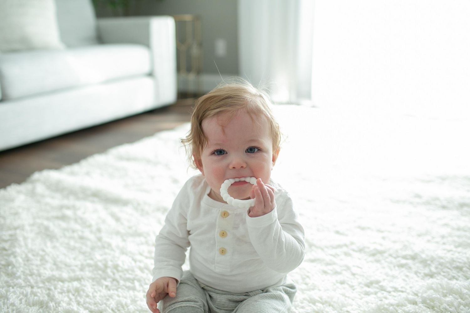 Dr. Brown's Les anneaux de dentition de perlés pour bébé Flexees, 100% silicone, doux et faciles à tenir, favorisent l’auto-apaisement, gris/noir/blanc, sans BPA, pack de 3