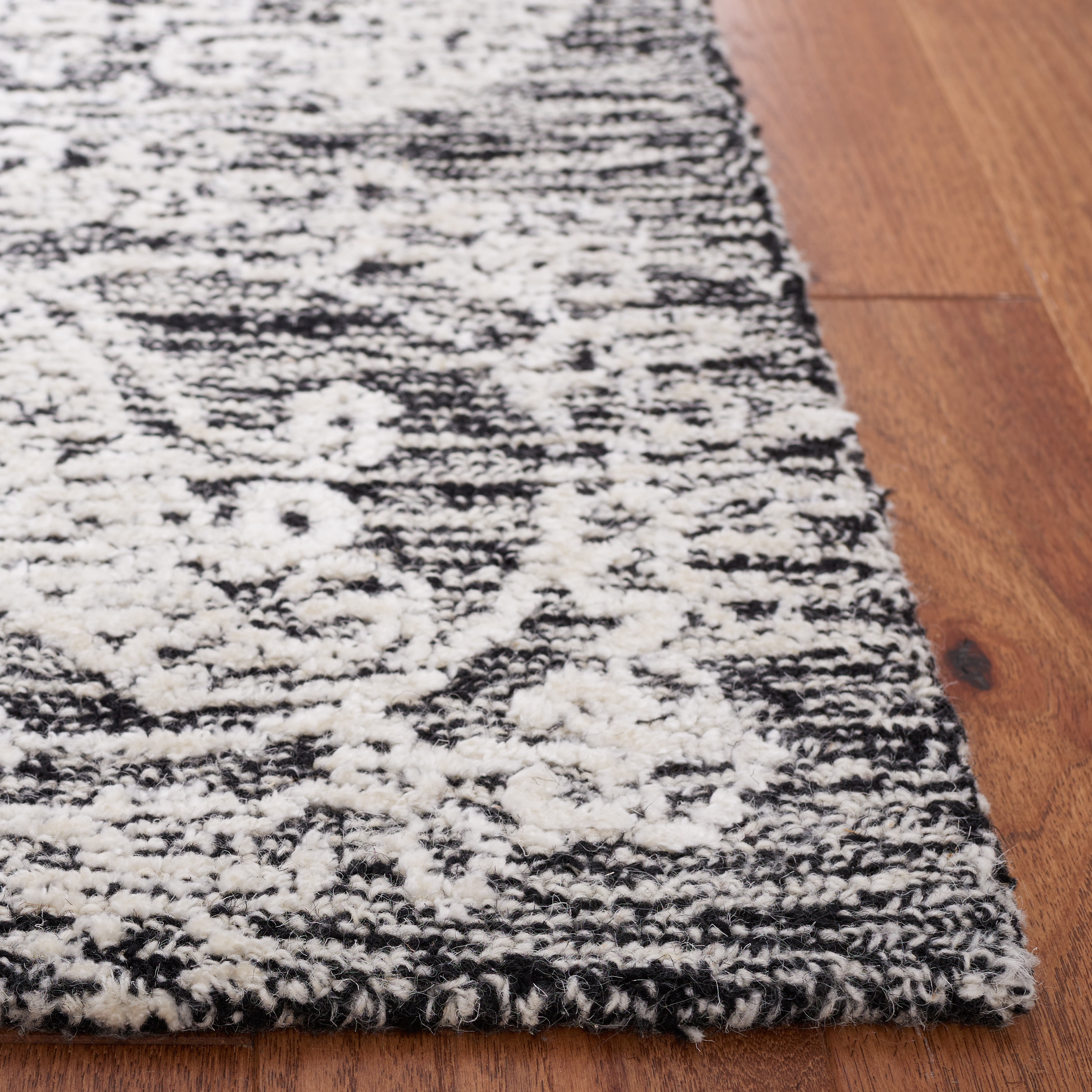 SAFAVIEH Precious Ariana Quatrefoil Area Rug, Black/Ivory, 5' x 8'