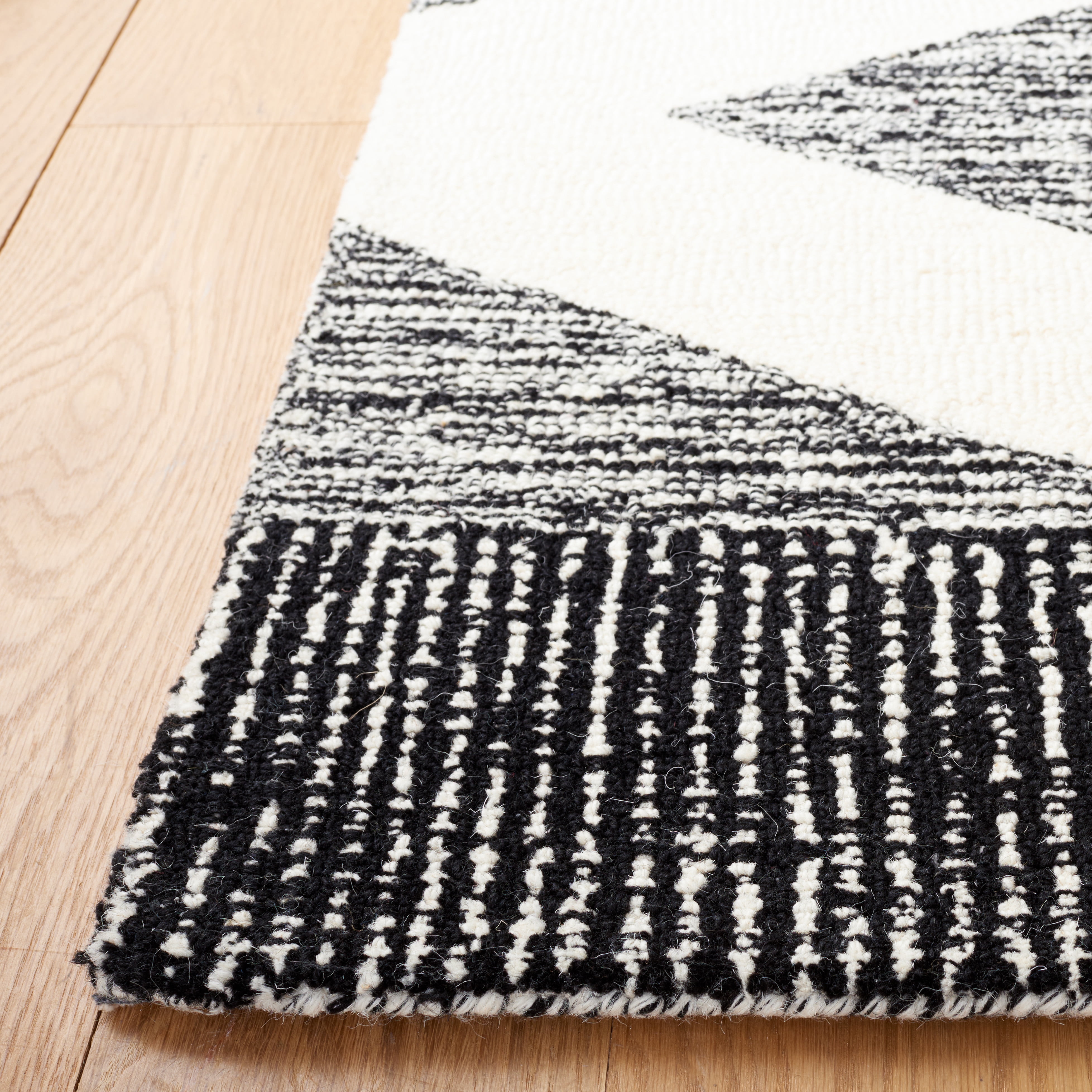 SAFAVIEH Casablanca Alvena Southwestern Wool Area Rug, Ivory/Black, 6' x 6' Square