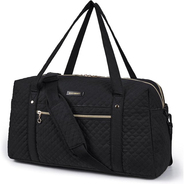 travel duffle bag 37l quilted weekender overnight bag for women with laptop compartment, large carry on airport bag with wet pocket & shoe bag Vista frontal tres cuartos de un bolso duffle acolchado negro 37L con silueta rectangular, asas superiores dobles, correa de hombro desmontable y banda trasera para equipaje. Broche delantero con cremallera visible, cremalleras dobles superiores y costura en rombos; incluye bolsa para zapatos separada, bolsillo impermeable y compartimento acolchado para laptop 15.6". Apto como equipaje de mano y para escapadas cortas.