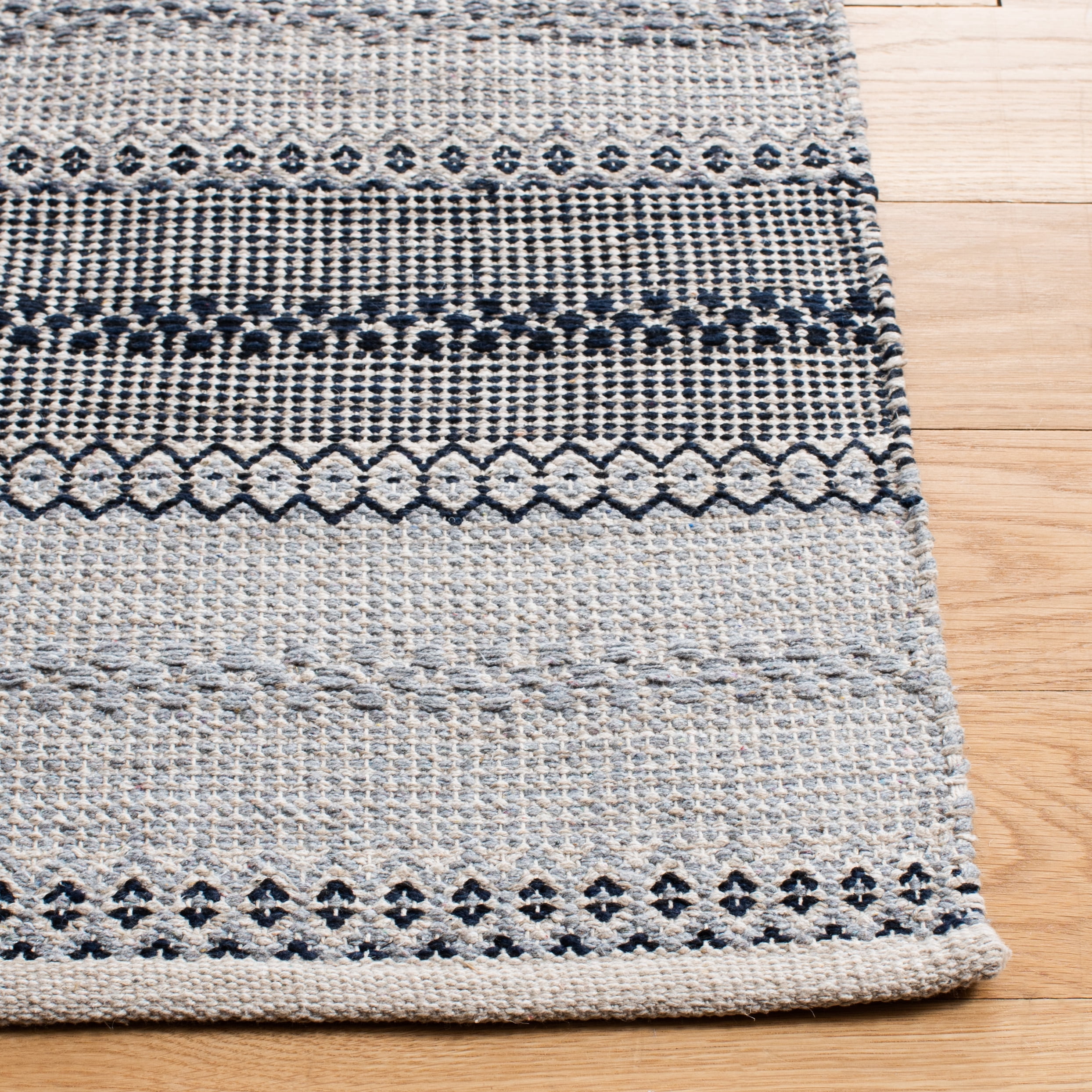 SAFAVIEH Montauk Albine Striped Cotton Area Rug, Grey/Black, 6' x 6' Square