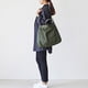 thumbnail image 4 of Bolso grande de nailon para mujer | Bolso bandolera impermeable de 35 l para el trabajo, la escuela, el gimnasio y viajes | Con cierre, ligero y con bolsa de malla | Negro, verde militar, azul marino, 4 of 8