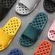 thumbnail image 3 of Sandalias de cuadros con fugas inglesas para hombre y mujer, zapatillas de baño con masajes huecos, para el hogar, interior y exterior, 3 of 6