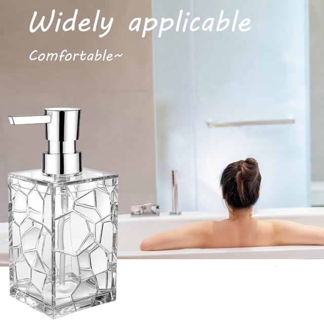 de jabón para platos recargable de 320ml, práctico acrílico, de jabón transparente , para apartamento, tocador, cocin blanco macarena dispensador de jabón Dispensador Macarena transparente de acrílico con cuerpo rectangular texturizado tipo mosaico y bomba plateada, vista frontal sobre encimera de baño con bañera al fondo; recargable y multipropósito para jabón líquido o jabón para platos, dimensión aproximada 6.5x6.5x16 cm. Su tamaño compacto lo hace adecuado también para tocador o cocina.