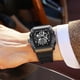 thumbnail image 2 of Reloj deportivo de moda luminoso con forma de barril de silicona para hombre., 2 of 5