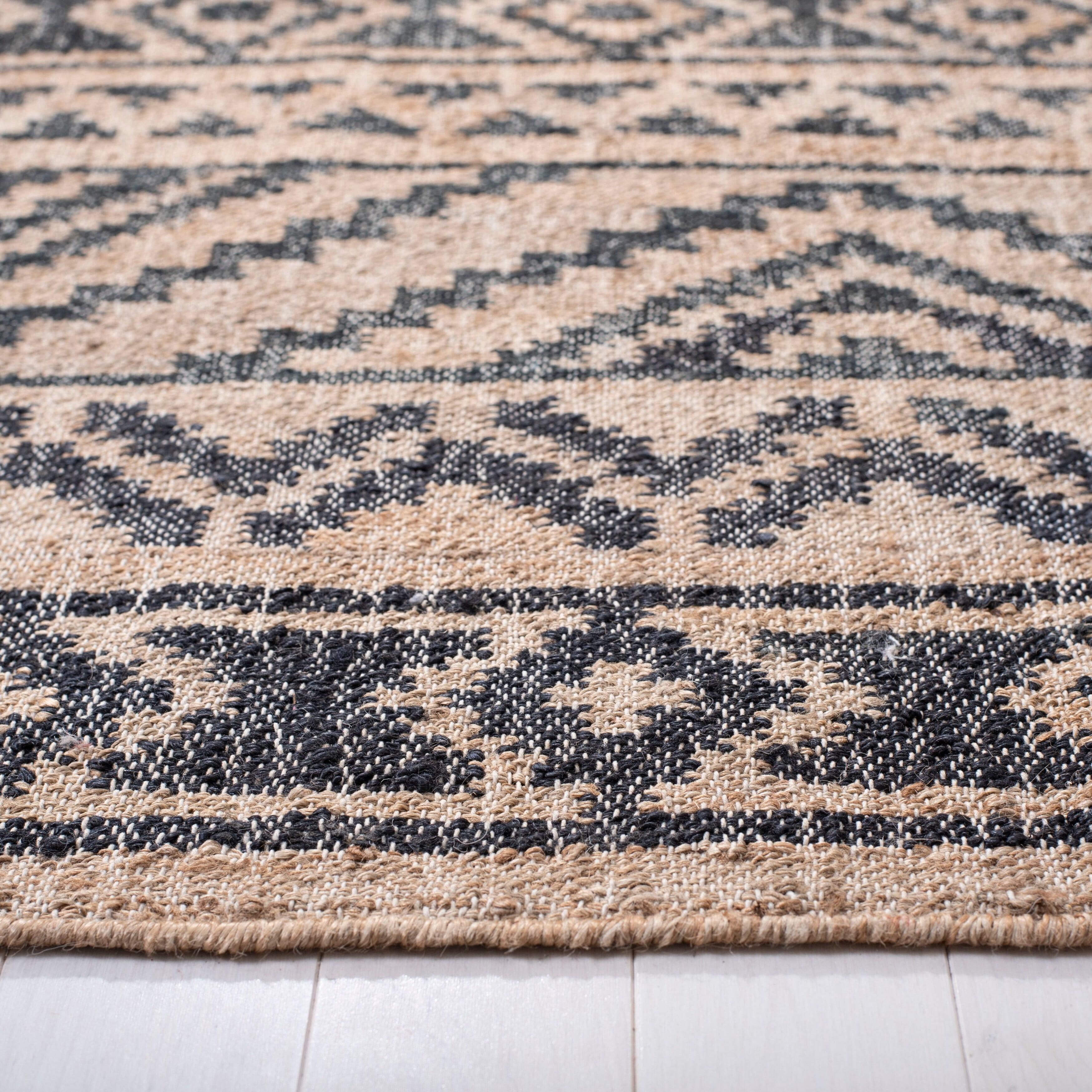 SAFAVIEH Kilim Jaylee Geometric Aztec Area Rug, Natural/Charcoal, 5' x 8'