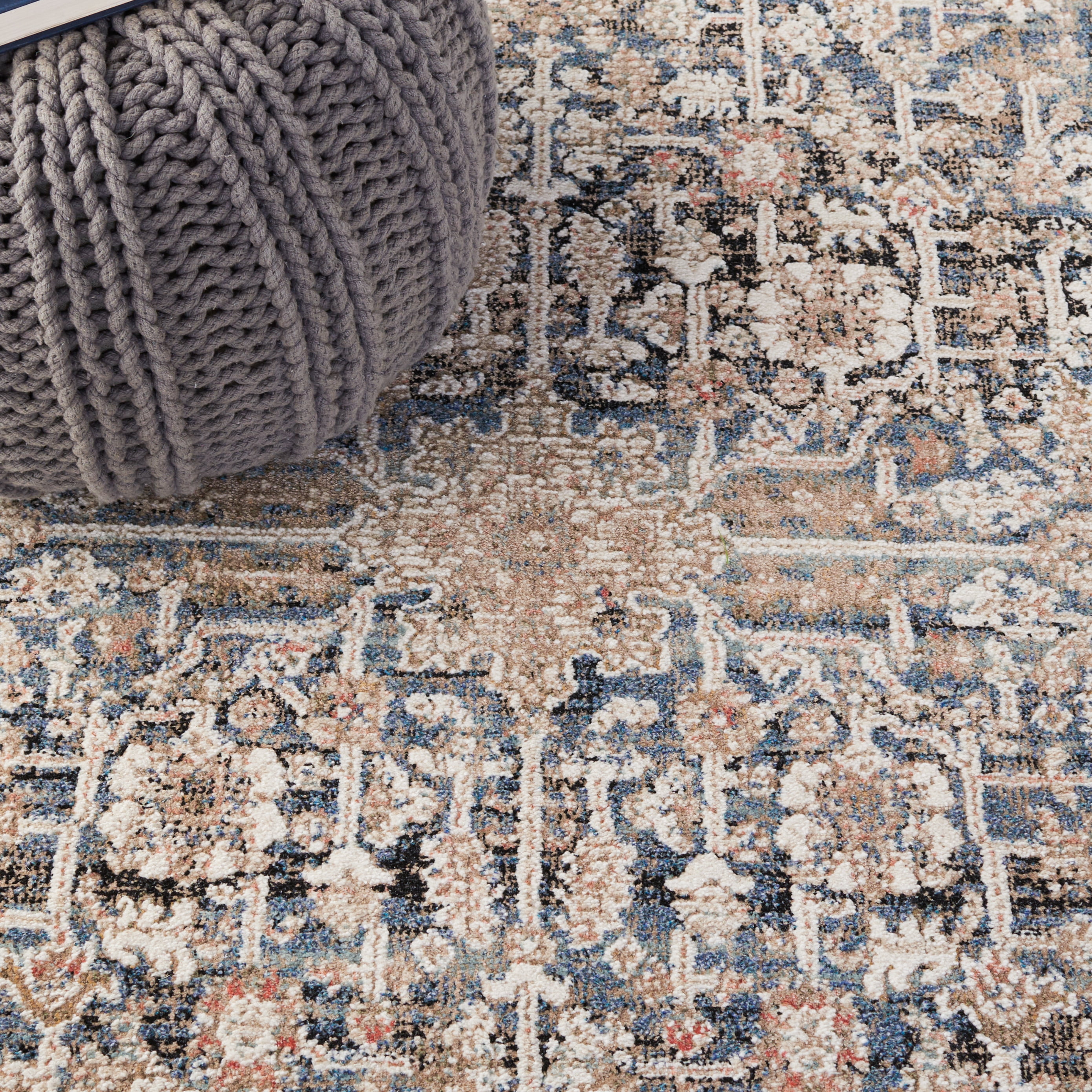 SAFAVIEH Vivaldi Roberta Abstract Area Rug, Blue/Ivory, 6'7" x 6'7" Round