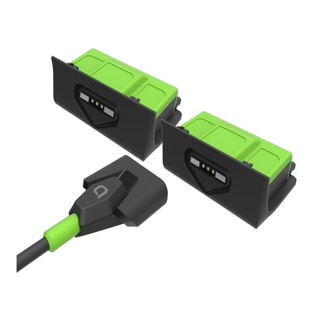baterías bionik hyperkit xbox xs incluye dos paquetes recargables de 1200 mAh y cable de carga magnético. Vista 3/4 frontal de dos módulos negros con celdas verdes visibles y conector magnético negro con detalle verde; diseño ergonómico que no interfiere con los dedos durante el juego; a menudo usado como repuesto para controles inalámbricos en sesiones largas.