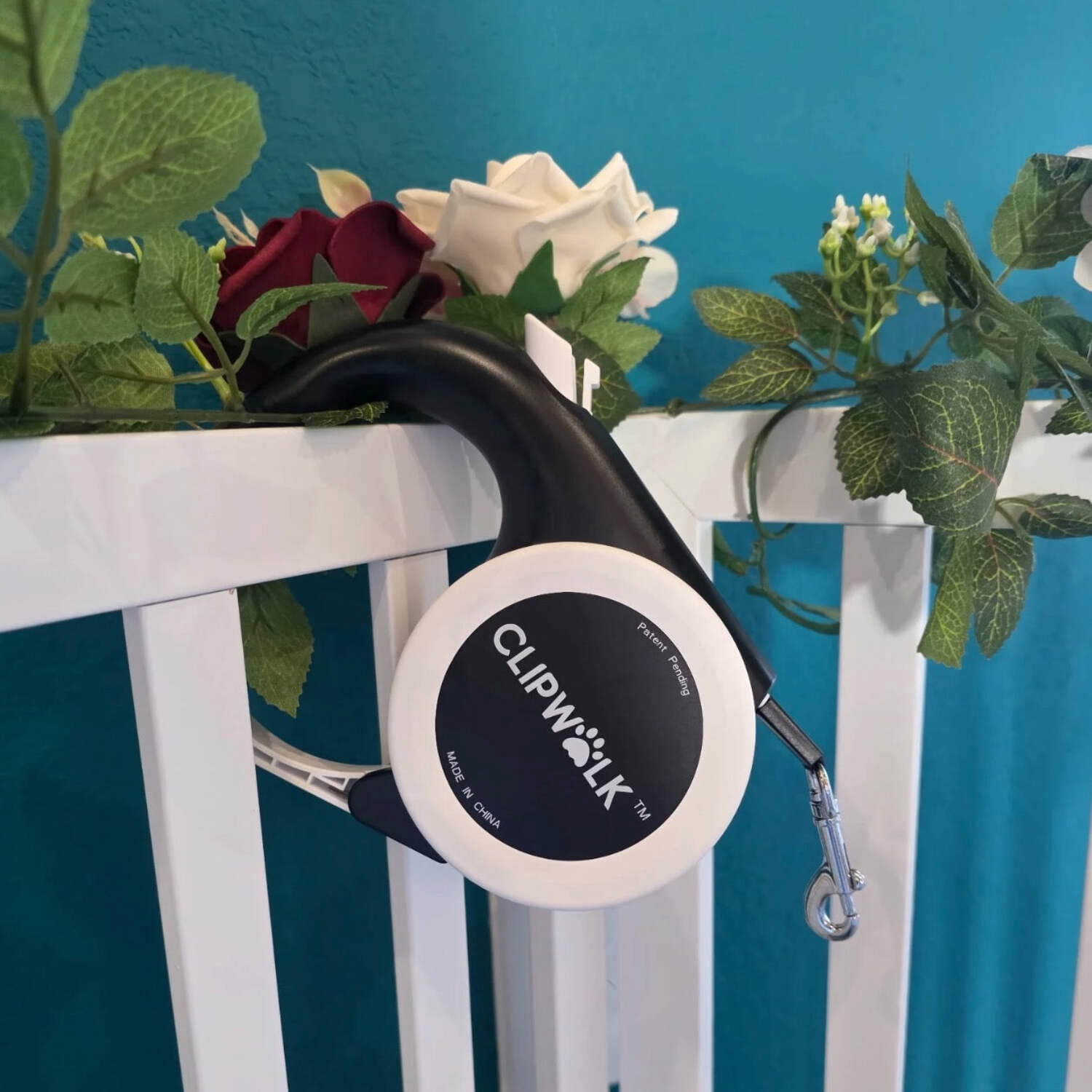 ClipWalk™ – Carabiner-Handle Retractable Hands-Free Dog Leash
