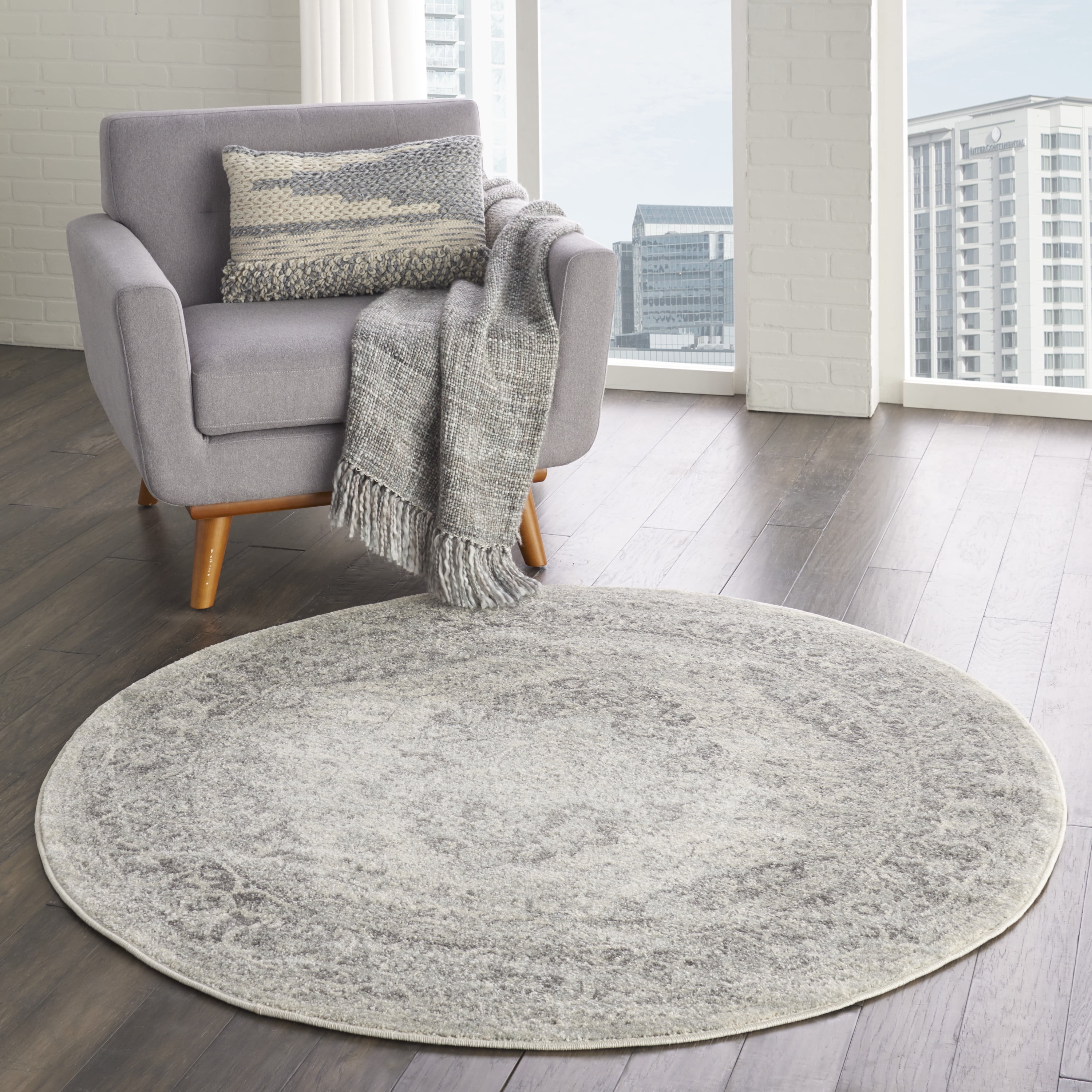 Serene Traditional Persian Ivory/Grey 5'3" x ROUND Area Rug, (5' Round)