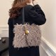 thumbnail image 2 of GEEK - Nuevo bolso de hombro de invierno para mujer, suave y esponjoso, de piel sintética, de felpa, informal, con cremallera, cuadrado y peludo, tipo mensajero urbano, 2 of 5