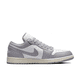 thumbnail image 4 of Zapatillas de baloncesto Nike Original Air Jordan 1 Low de caña baja para hombre, de color gris y blanco, 4 of 5
