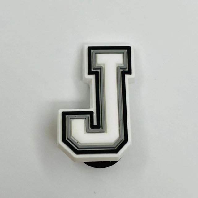 Zapatos con agujeros con letras a rayas grises en blanco y negro, hebillas para zapatos con flores, accesorios para jardín