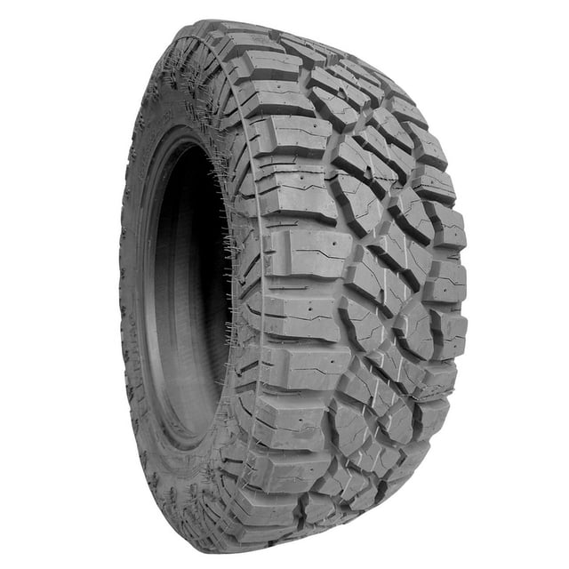 llanta 33x12.50r22lt 125q warrior x/t elkking vista 3/4 frontal, neumático todo terreno para rin 22 con tacos profundos, canales de evacuación anchos y flancos con nervaduras visibles; diseñada para carga y uso diario, ideal en asfalto, tierra o arena y a menudo usada en vehículos utilitarios de trabajo.