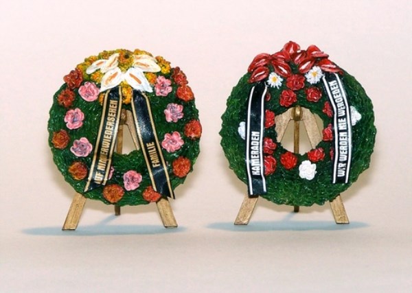 Plus Model 1:35 Funeral Wreaths With Easles Resin Diorama ...