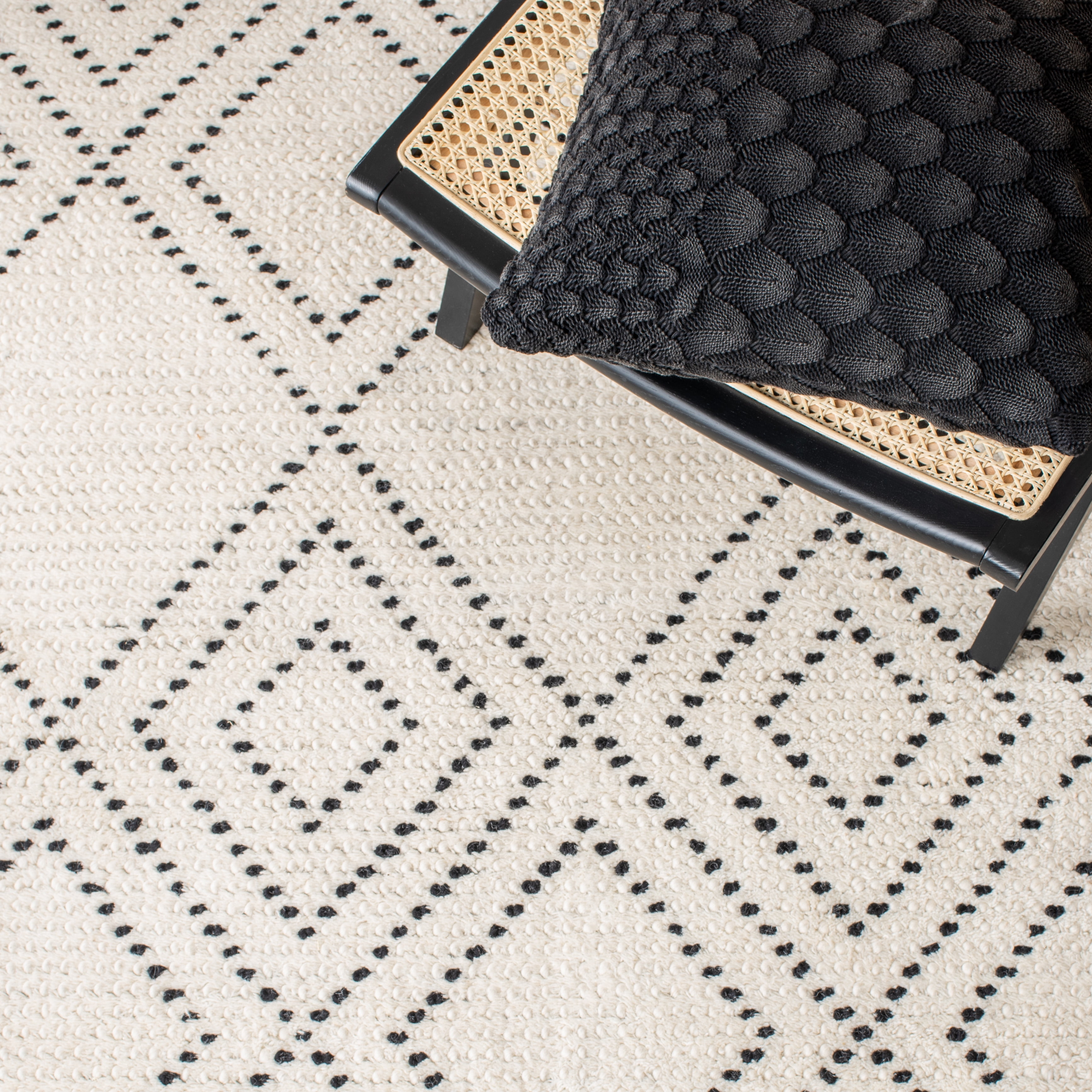 SAFAVIEH Casablanca Idella Diamond Area Rug, Ivory/Black, 5' x 8'