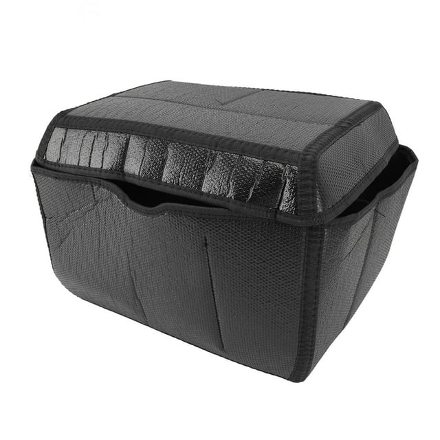 liner de caja superior de motocicleta 45l, bolso -interno de motocicleta de cuero universal pu, bolsillo -inter -de motocicleta, protector -interno de la caja trasera de motocleta. Forro interno negro 3/4 frontal, forro acolchado rectangular con tapa abatible y borde reforzado, piel PU texturizada y costuras visibles, tamaño aprox. 39x32x22 cm (15.35x12.6x8.66 in), capacidad 45 L, ajuste universal para cofres traseros y cajas superiores; incluye 2 piezas. Suele usarse como organizador de casco y equipo en viajes.
