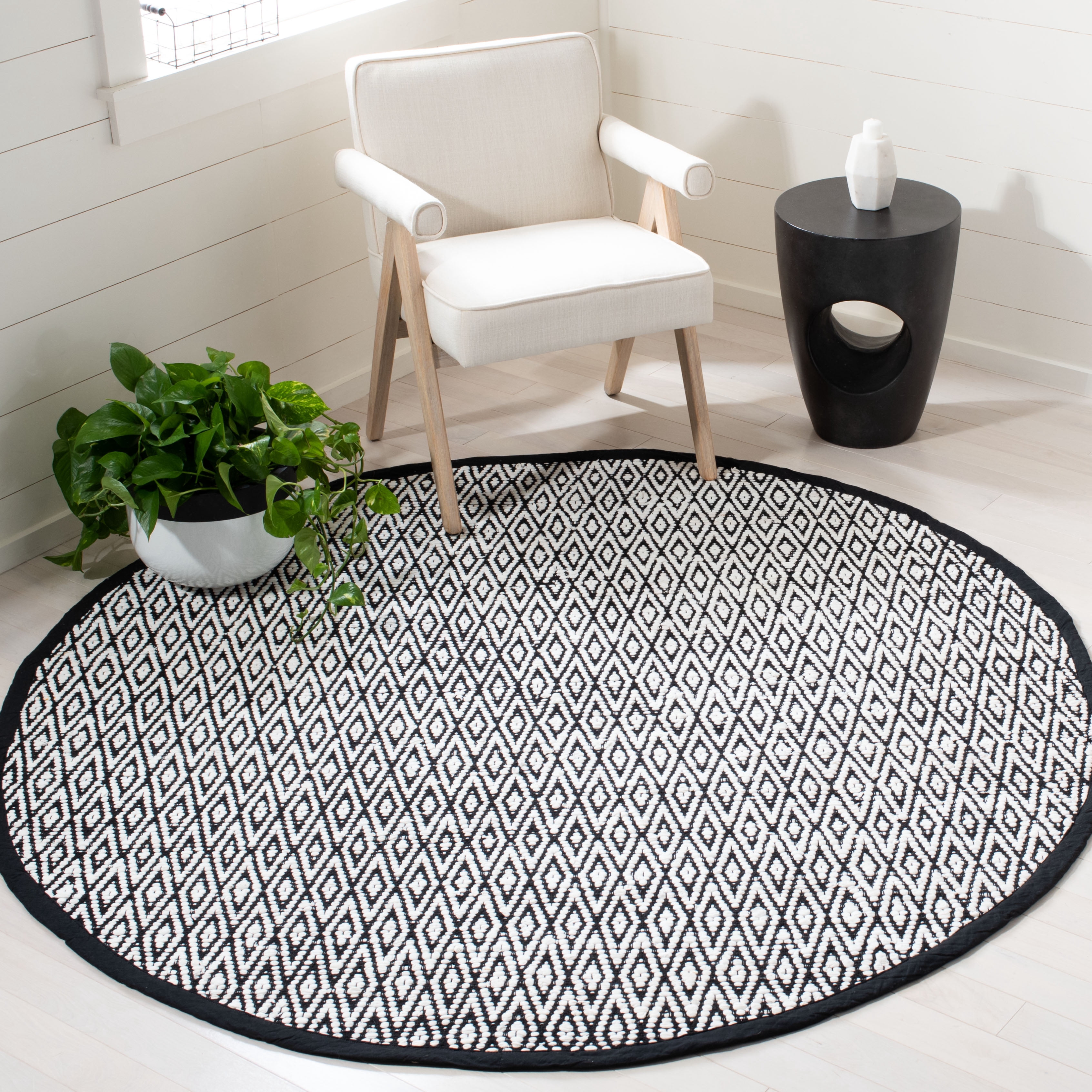 SAFAVIEH Montauk Carina Diamond Area Rug, Ivory/Black, 6' x 6' Round