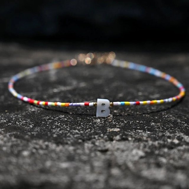 Gargantilla de cuentas bohemias para mujer, collar de cadena con colgante de 26 letras iniciales, joyería de perlas de concha de moda, accesorios bohemios