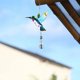 thumbnail image 5 of Campana de viento metálica Kingfisher, hecha a mano con vidrio pintado | Adorno de jardín para decoración exterior | Campana de viento colgante para patio, balcón o jardín, 5 of 6