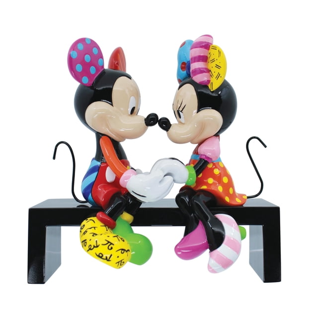 enesco disney britto mickey y minnie mouse love sitting on park bench figurine, 6.375 pulgadas, multicolor Mickey y Minnie sentados en un banco negro tomados de la mano; figura de resina pintada a mano con colores y patrones geométricos estilo Romero Britto, dimensiones 6.2 x 4 x 6.3 pulgadas, apta para decoración y regalo romántico.