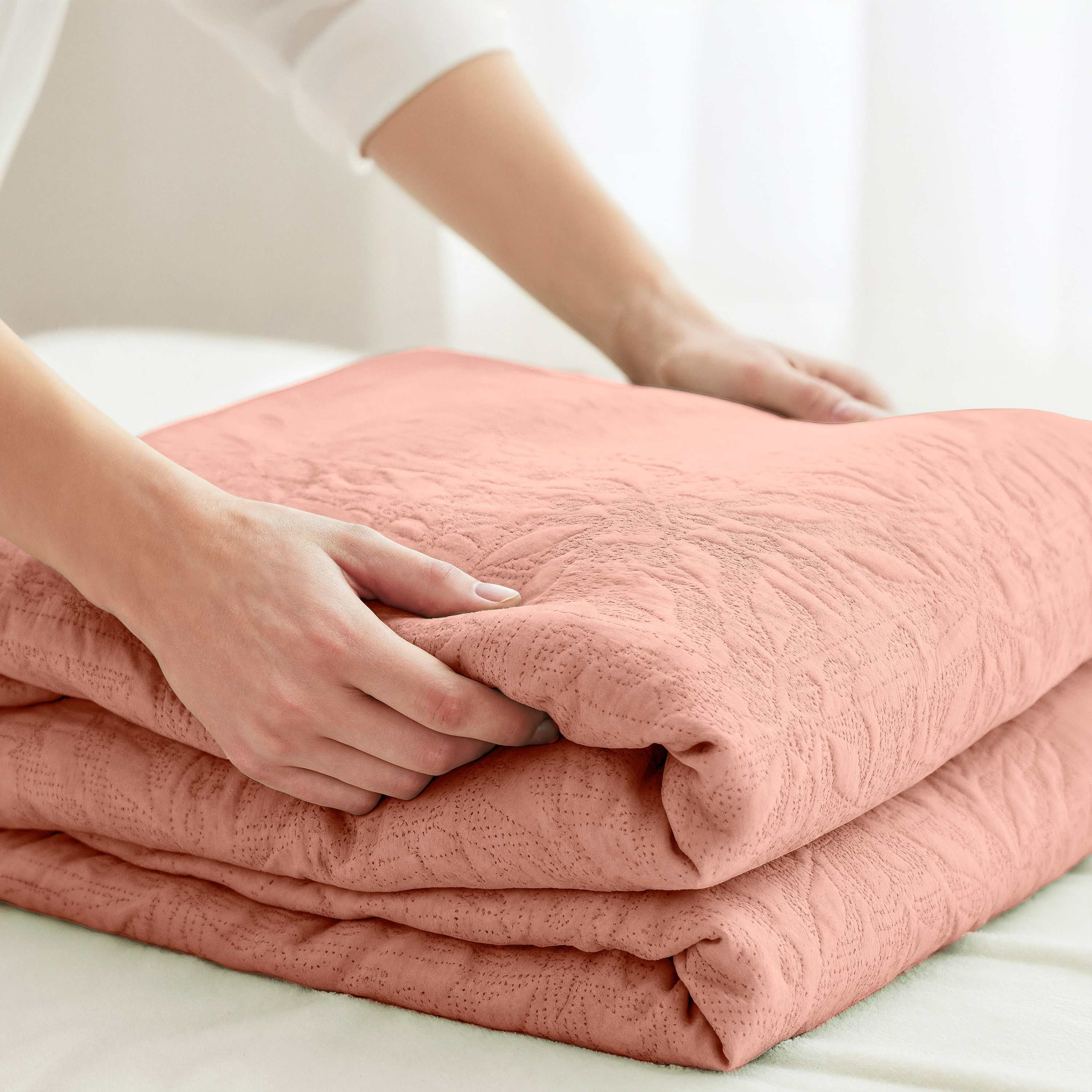 Clara Clark Quilt Sets, 5 Piece Lightweight Reversible Quilt Bedspread, Grid Weave Coverlet Bedding Set, King Bali Blush