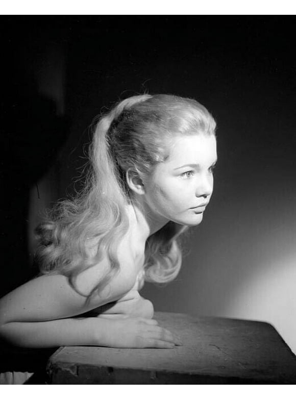 Tuesday Weld beautiful portrait hands cover bare chest4x6 inch photo