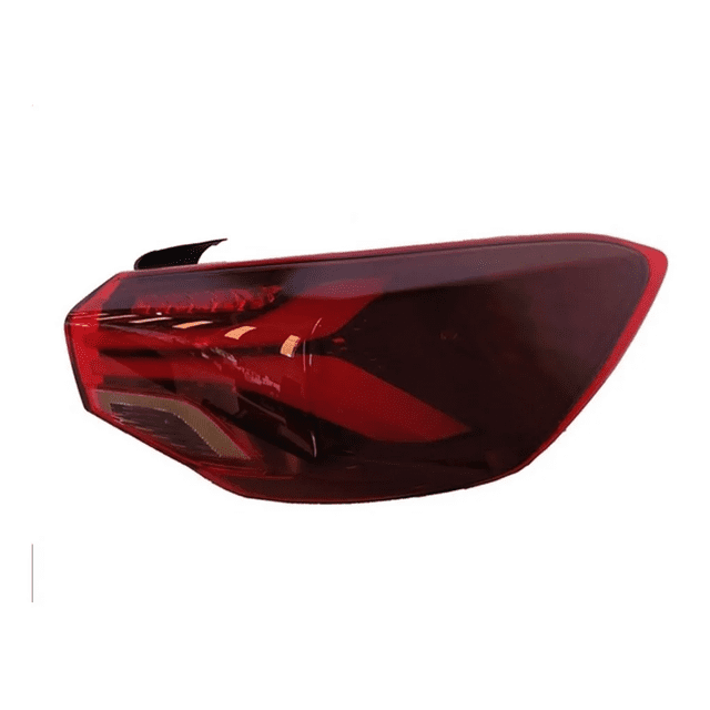 calavera trasera derecha onix 2021 Parte original GM Parts rojo con LED, vista lateral 3/4 que muestra la lente roja y el contorno del reflector, parte diseñada para ajuste preciso en Onix 2021, fondo blanco.