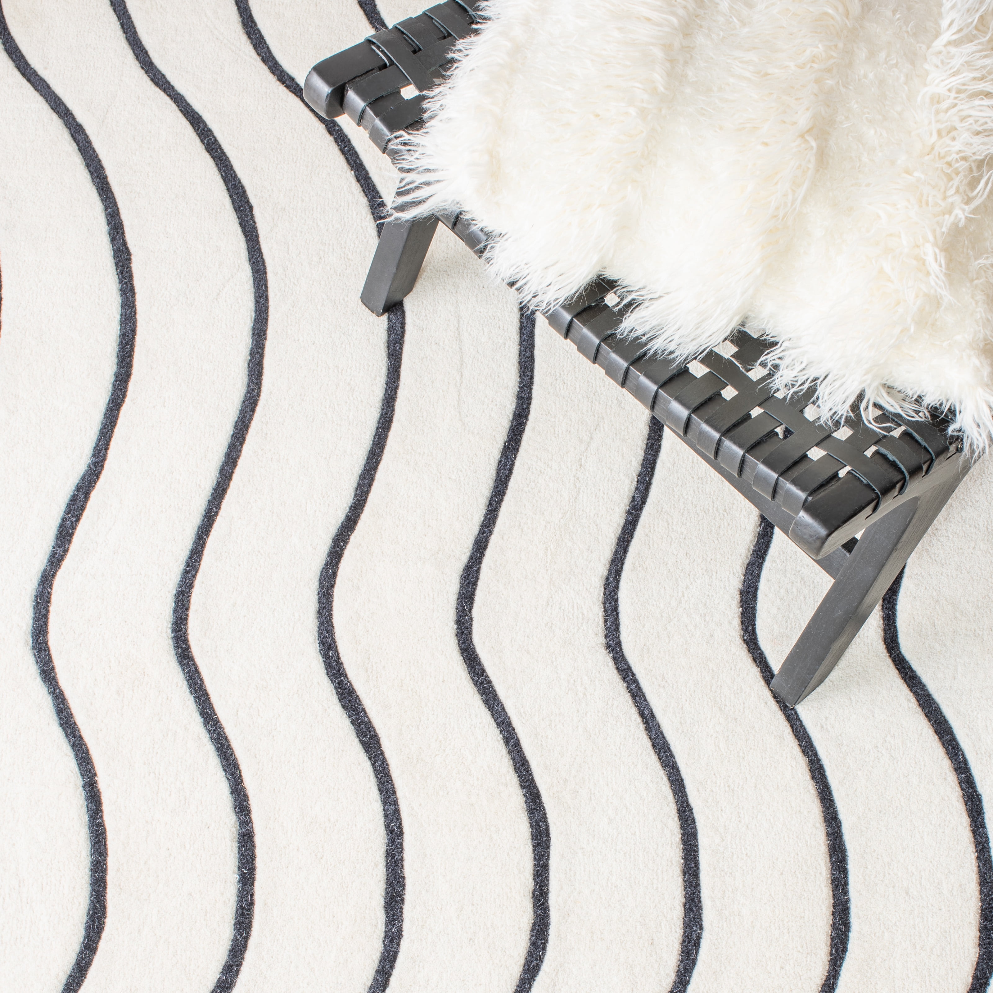 SAFAVIEH Fifth Avenue Dayna Geometric Area Rug, Ivory/Black, 7' x 7' Round