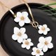 thumbnail image 4 of Set de Joyería KummerSaprk Collar y Aretes de Flor Blanca, 4 of 6