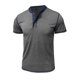 thumbnail image 1 of Camisa de manga corta con botones para hombre: prenda informal de verano, tejido de poliéster, tallas versátiles (S-XXL), lavable a máquina, para uso diario., 1 of 5