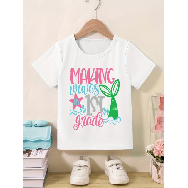 Girls' Short-Sleeve T-Shirt - Breathable & Sweat-Resistant, Soft Cotton Fabric, Cartoon Print with "Making Waves 1st Grade" Design, Perfect for outdoor Play, Casual Summer Top