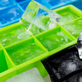 thumbnail image 3 of Bandeja de cubitos de hielo grande, molde cuadrado de silicona de grado alimenticio que se derrite lentamente, moldes de hielo flexibles para cócteles y golosinas de whisky, sin BPA, enfría cócteles, 3 of 5