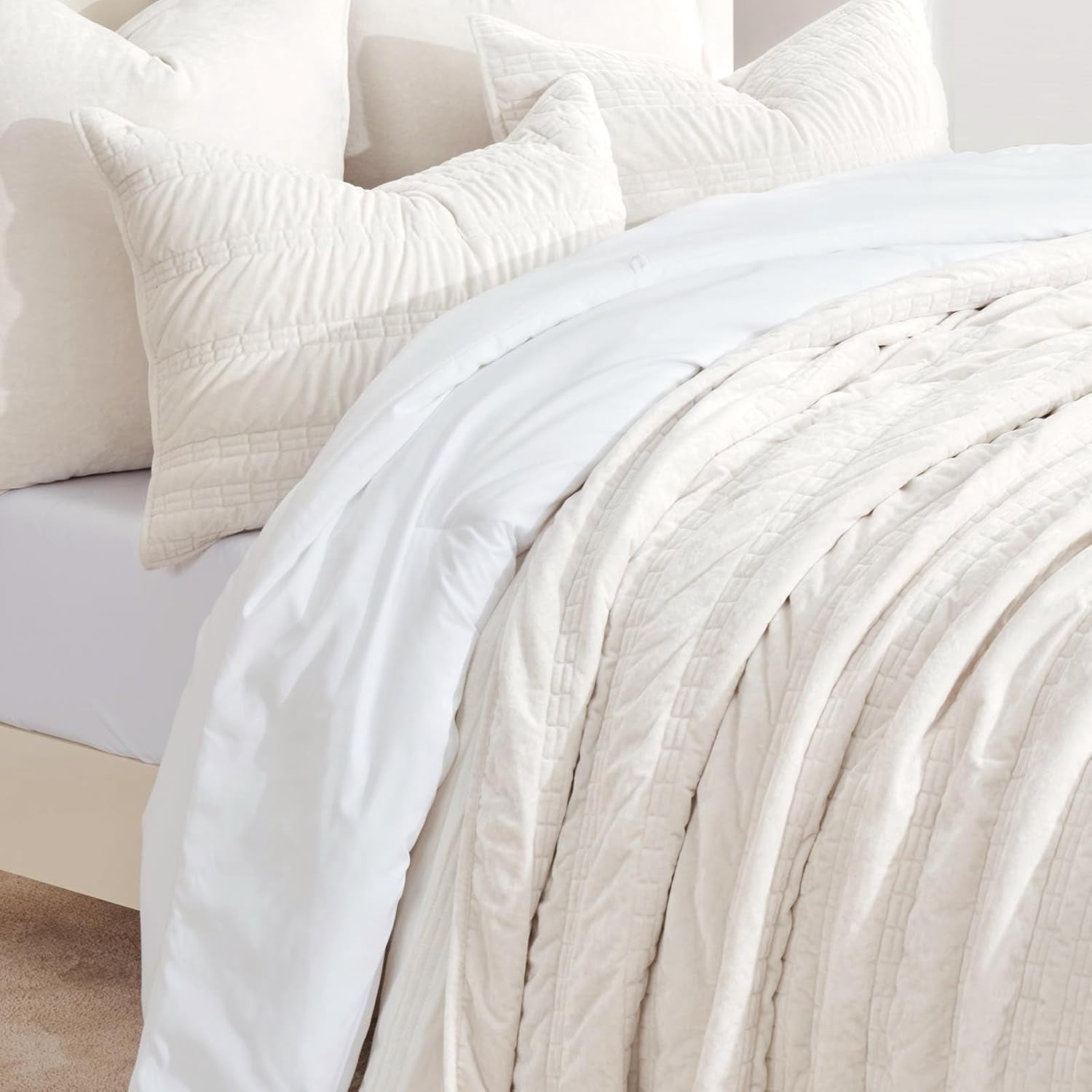 EVERGRACE Luxury Ruched Velvet Quilt Queen Size, Ultra Soft Bedspread Coverlet Set, Lightweight Velvet Comforter, Quilted Bedding Cover with 2 Matching Shams for All Season, Ivory White