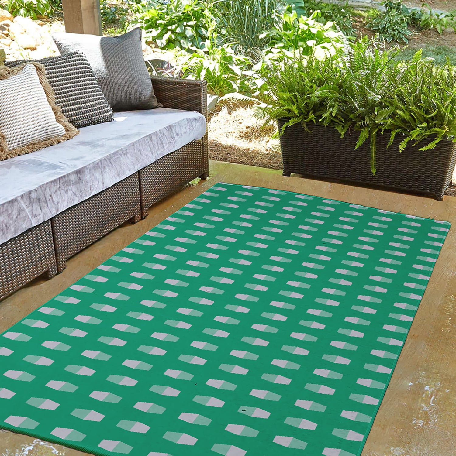 Simply Daisy 3' x 5' Kelly Green Bowling Pins Indoor/outdoor Rug
