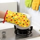 thumbnail image 5 of Yuarrent Manoplas anti-calor Guantes profesionales para horno de microondas Guantes de algodón resistentes al calor Manoplas para hornear resistentes al Cocina y Comedor Puntos grandes amarillos Yuarrent HA063608-04B, 5 of 6