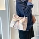 thumbnail image 5 of Bolso de hombro de lona moño para mujer - Material de poliéster, correa ajustable, 28x22x10cm, bolso ligero en rosa negro blanco – Bolso casual elegante para viajes, 5 of 6