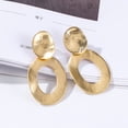 thumbnail image 5 of Pendientes de clip con diseño geométrico de oro mate y plata para mujer y niña, 5 of 5