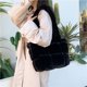 thumbnail image 4 of Bolso Fuzzy Con Asa Superior Lindo Suave Y Nube Clip Felpa Cruzado Un Hombro para Mujer (), 4 of 9