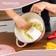 thumbnail image 4 of Olla holandesa de hierro fundido esmaltado Nuovva con tapa, antiadherente, de 6.4 cuartos de galón, resistente y apta para horno hasta 260 °C (500 °F), para hornear pan, estofar, guisar y asar, color, 4 of 5