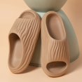 thumbnail image 3 of Zapatillas de playa antideslizantes para hombre, zapatos planos plisados de Eva, a la moda, para exteriores, interiores y el hogar, suaves y frescos, 2023, 3 of 4