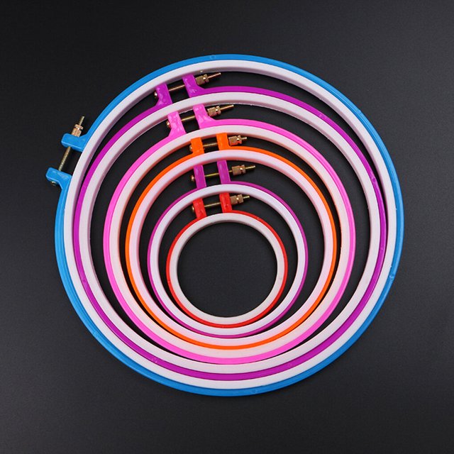1pc Plastic Embroidery Hoop Sugar Color Embroidery hoop candy stitch circle color Hoops Plastic Circle Cross Stitch Ring Tools Color Random