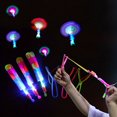 thumbnail image 4 of Jouet Flèche Lance-Pierre Double Flash Lumineux, Petite Taille, Flèches LED Rouges et Bleues, Jeu de Cible Extérieur Sûr pour Enfants, Ensemble de Jeu Interactif Amusant, 4 of 6
