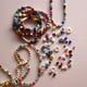 thumbnail image 4 of Cuentas del alfabeto, 100 piezas de cuentas de letras arcoíris, encantos acrílicos para hacer pulseras de amistad y joyería, 4x7mm, letra B, 4 of 6