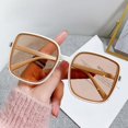 thumbnail image 5 of Gafas de sol cuadradas de gran tamaño para mujer, modernas gafas de sol cuadradas con lentes degradadas, protección UV para vacaciones, uso diario, conducción en coche, azul transparente, 5 of 5