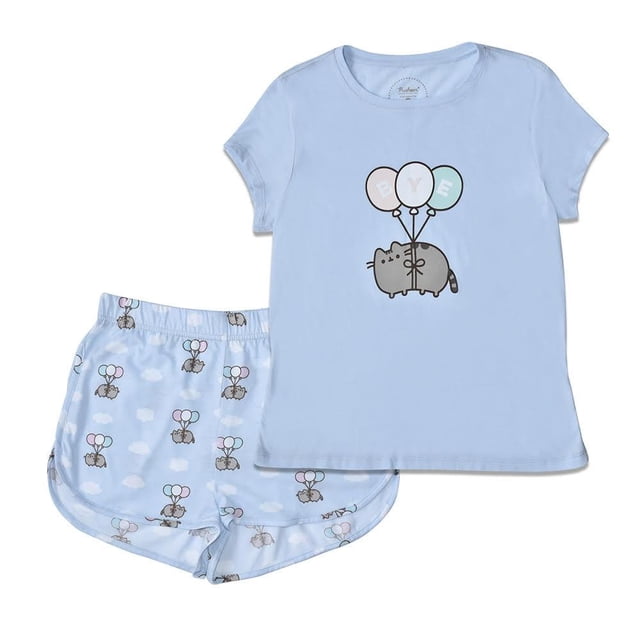 set de pijama pusheen talla exg con short azul; blusa de escote redondo y manga capa con gráfico central de Pusheen sujetando globos y short azul con elástico en la cintura y estampado repetido de Pusheen y nubes, tacto suave similar al algodón, vista frontal sobre fondo blanco. Se usa también como conjunto cómodo para descanso y viaje ligero.