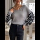 thumbnail image 5 of Suéter Holgado de Punto con Estampado de Leopardo, Larga, Cuello en V y Bloques de Color, Estilo Gótico Clásico e Informal para Mujer. Gris L, 5 of 6