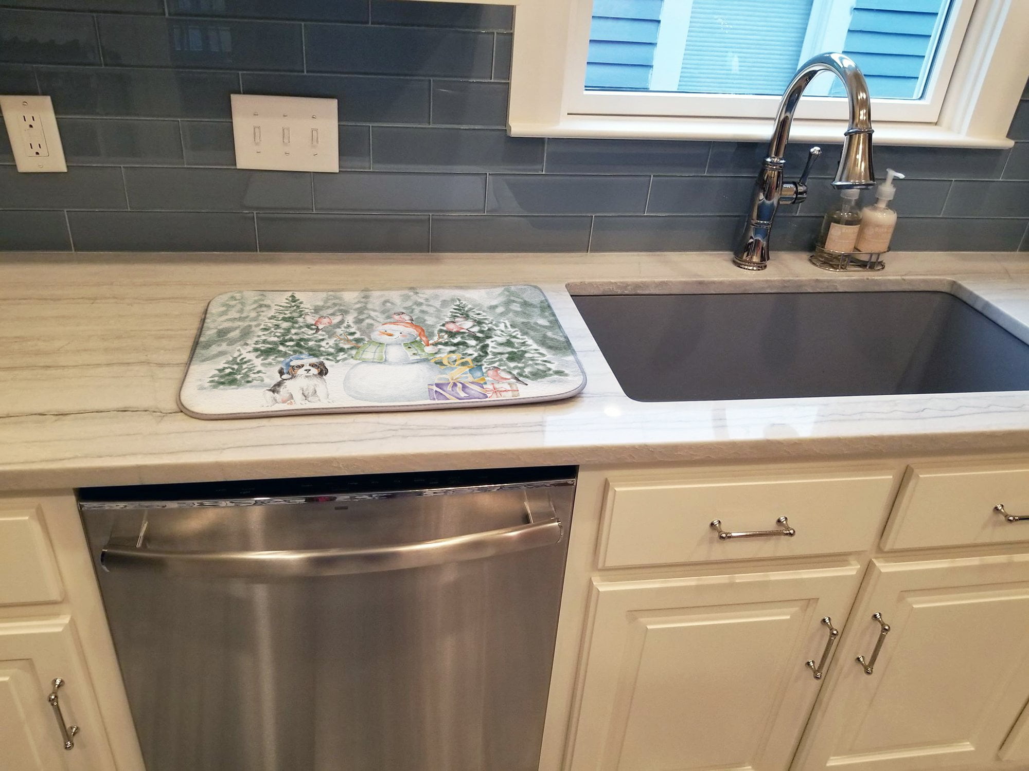 Carolines Treasures CK8054DDM Cavalier King Charles Spaniel Tricolor Puppy Snowman and Christmas Presents Dish Drying