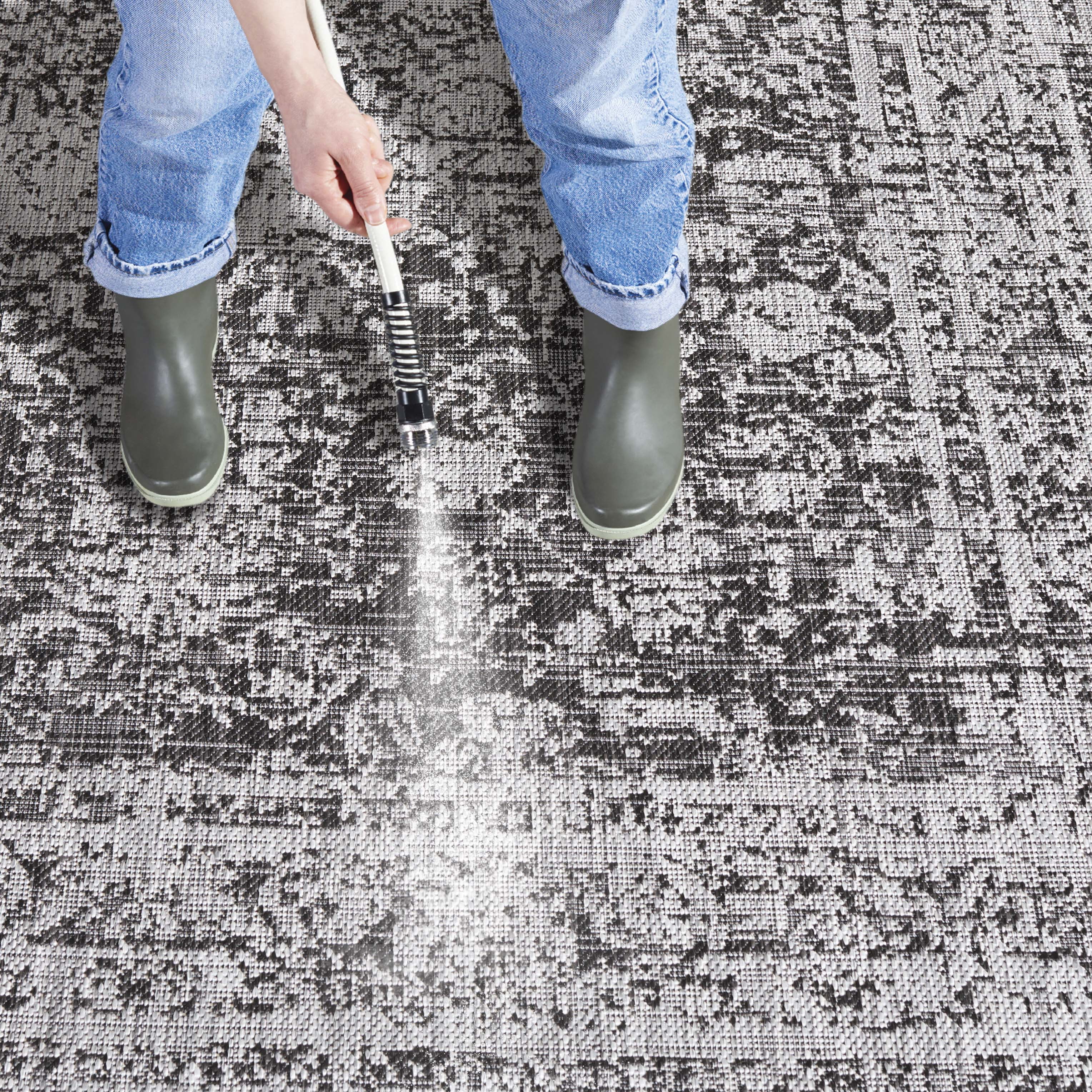 Safavieh Courtyard Rupert Medallion Indoor/Outdoor Area Rug, Gray/Black, 6'7" x 9'6"